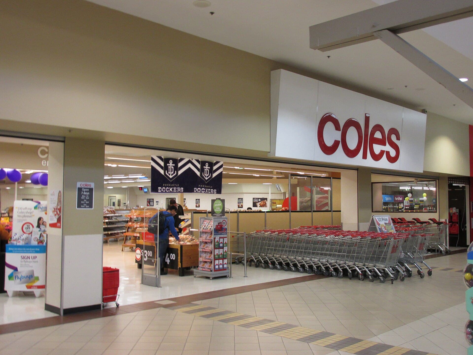 Contextual image of Coles Fremantle 2015 with Dockers PF week