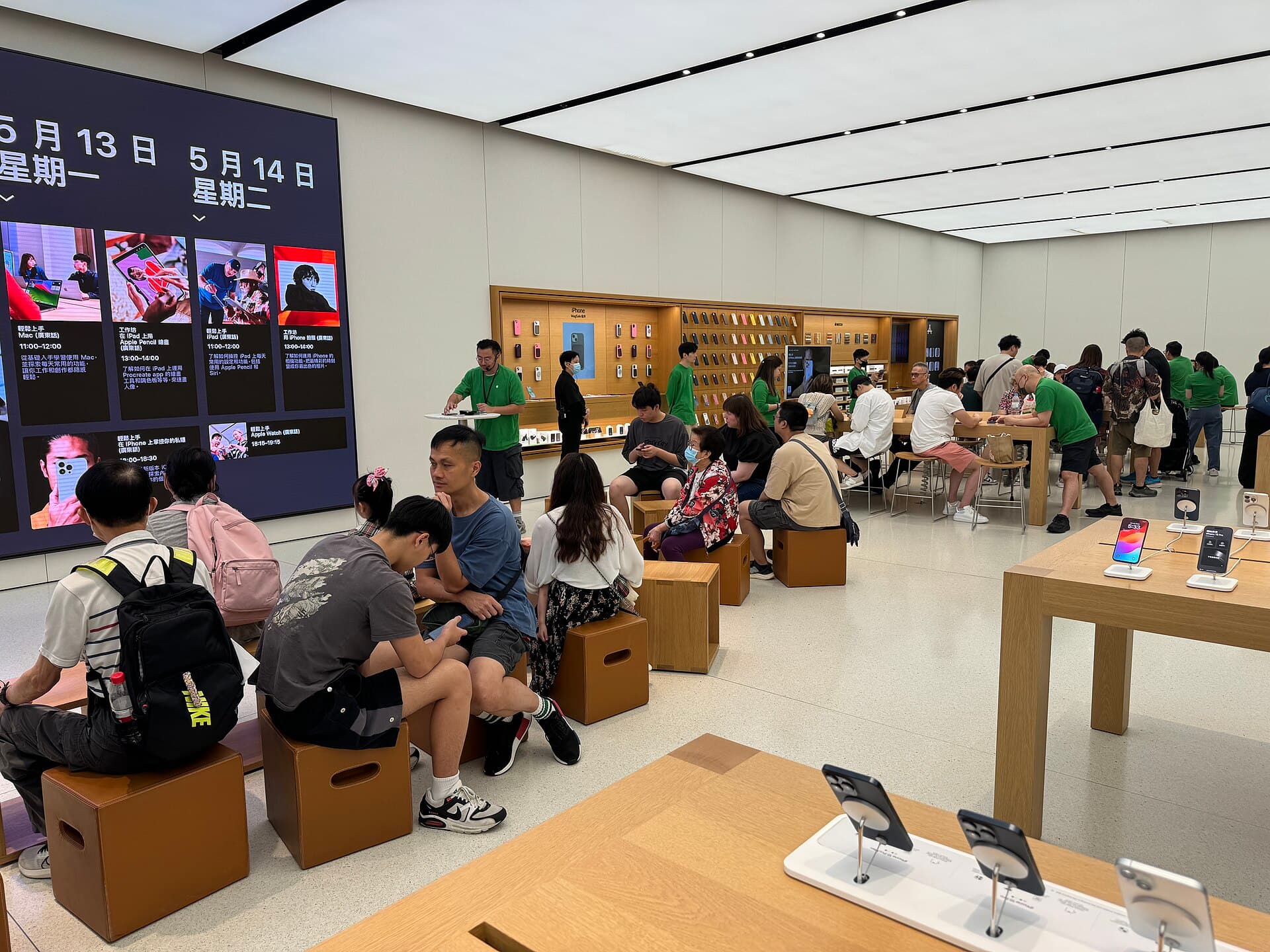 HK KTD Kwun Tong Apm mall shop Apple Store iPhone display for sale Ipone 15 Pro Max May 2024 Ipone15 009
