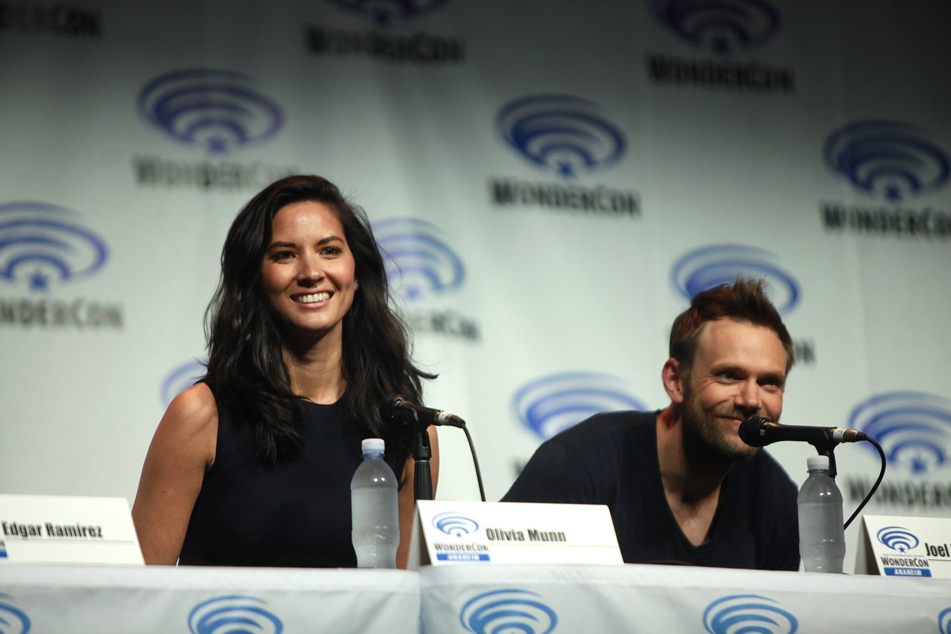 Contextual image of Olivia Munn and Joel McHale 2014 WonderCon